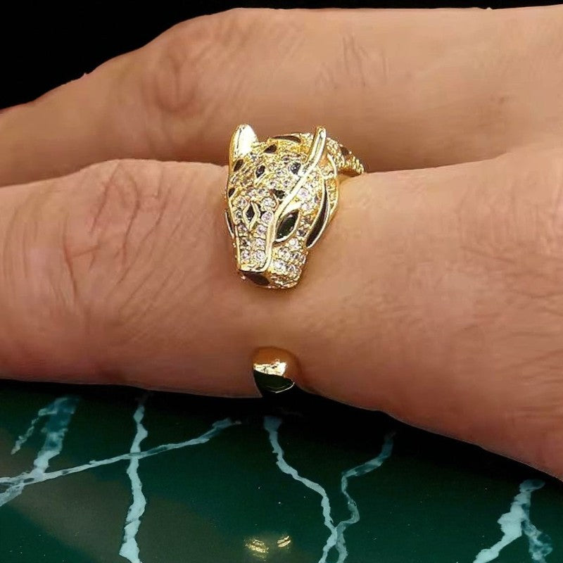 Bague féline ONYRA dorée ajustable en acier inoxydable avec zircons – Van Lys