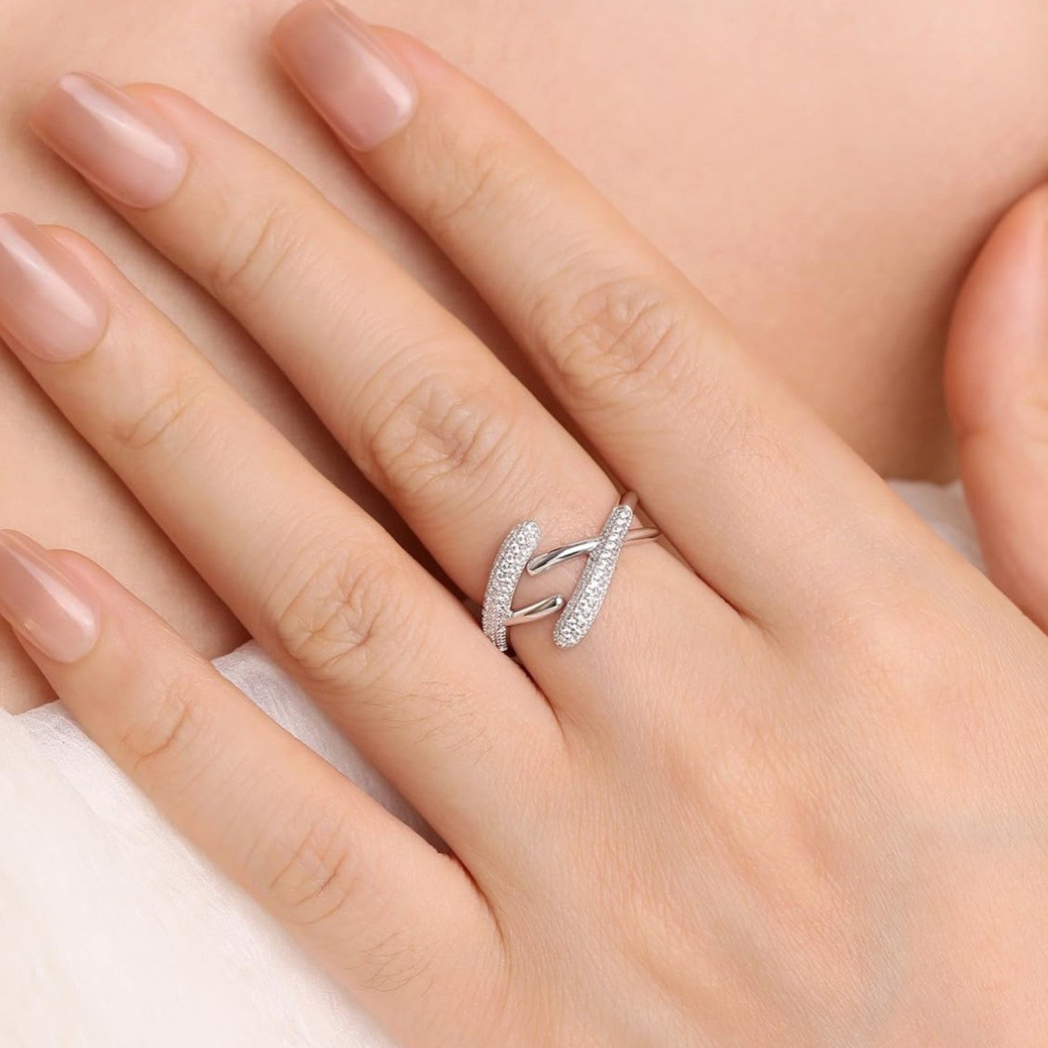 Bague ISIS croisée ajustable en argent 925 plaqué or, pavée de zircons brillants – Van Lys